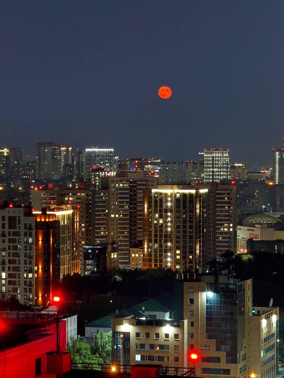 Фото Такого не будет до 2043 года. Новосибирцы поделились кадрами редкого «Клубничного полнолуния» 2 - Сиб.ФМ Фото Такого не будет до 2043 года. Новосибирцы поделились кадрами редкого «Клубничного полнолуния» 2